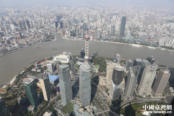 上海中心大厦顶层一览外滩景色