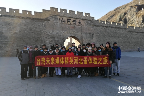 參訪團在大境門合影留念。（台灣網 張露露 攝）