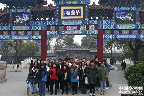 台灣未來媒體人參訪團一行參訪榮國府。（台灣網 張露露 攝）